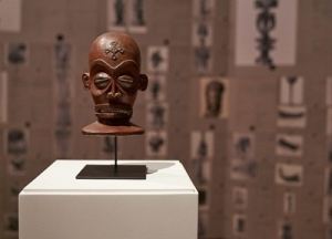 Un masque Chokwe retrouv&eacute; et expos&eacute; &agrave; Bruxelles avant son retour en Angola